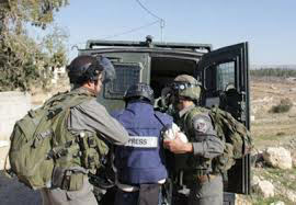 مركز حقوقي يدين بشدة مصادرة قوات الاحتلال لسيارة تلفزيون فلسطين الرسمي في طوباس