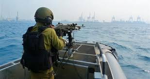 بحرية الاحتلال تستهدف الصيادين شمال قطاع غزة وتدمر كشافات إنارة لعدة مراكب