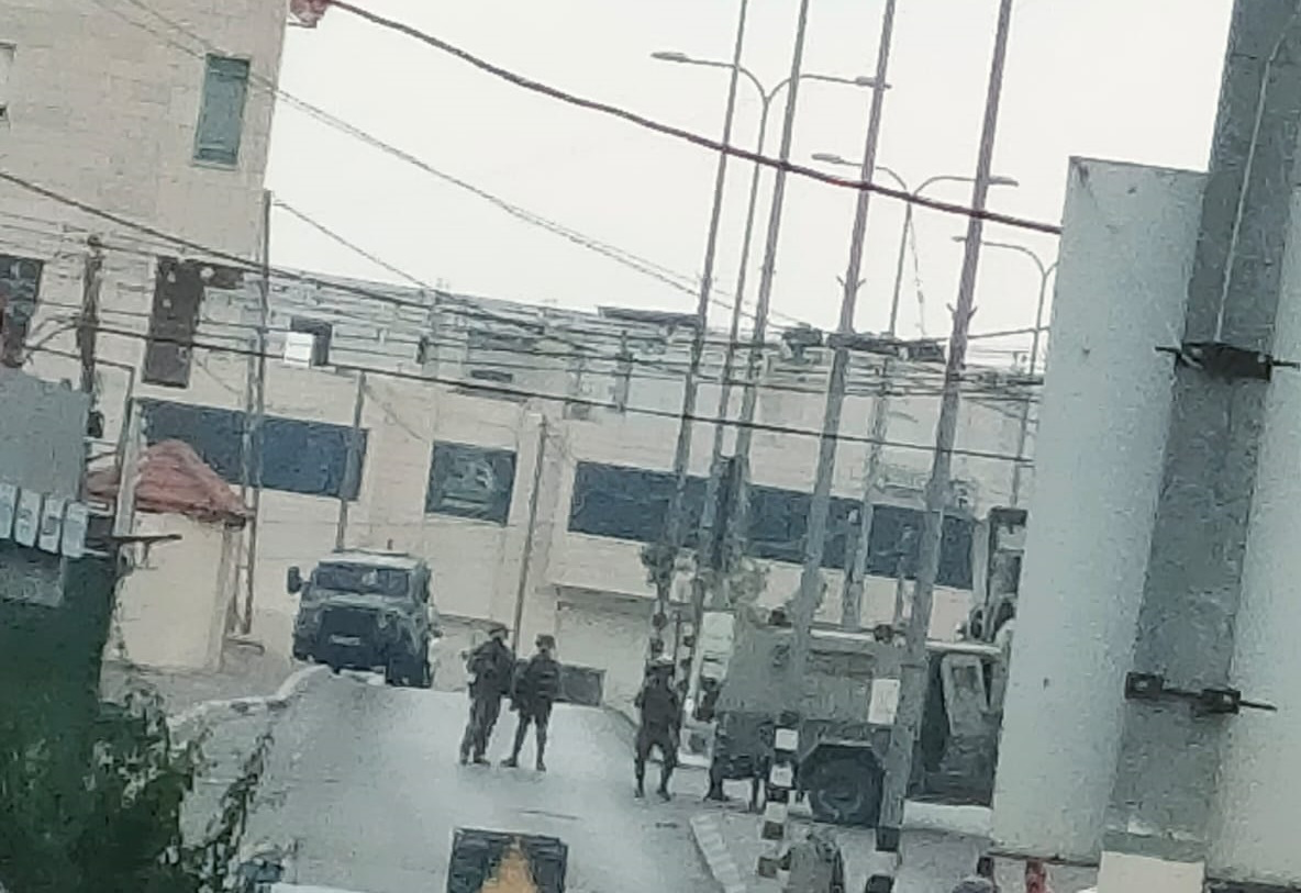 الخليل .. إصابة طفل واعتقال 3 مواطنين خلال اقتحام الاحتلال منطقة سنجر