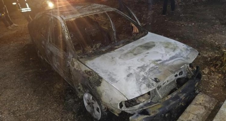 رام الله: مستوطنون يحرقون مركبتين ويخطون شعارات عنصرية في سنجل