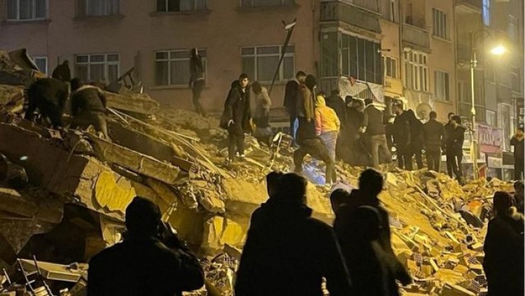 رئيس الوزراء يوعز بإرسال فرق للمشاركة في عمليات الإنقاذ لضحايا الزلزال الذي ضرب مناطق في سوريا وتركيا