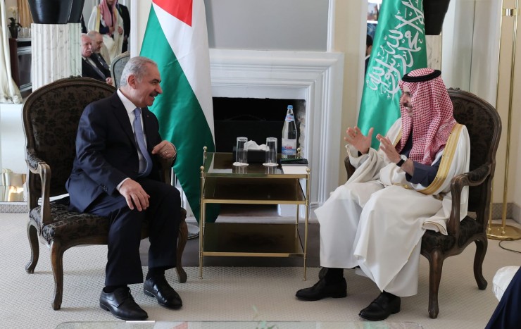 اشتية يبحث مع وزير خارجية السعودية سبل إحياء عملية السلام وفقًا لقرارات الشرعية الدولية ومبادرة السلام العربية