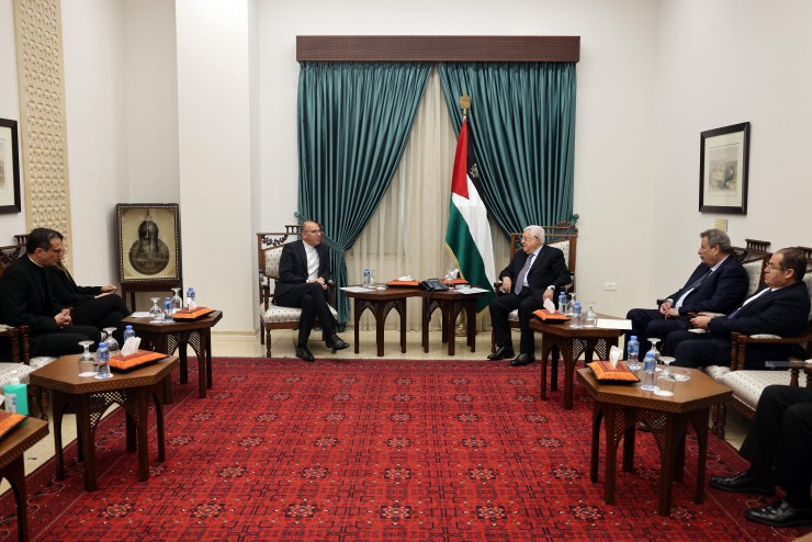 رام الله: الرئيس عباس يستقبل وفدا استشاريا للجنة الرئاسية العليا لشؤون الكنائس