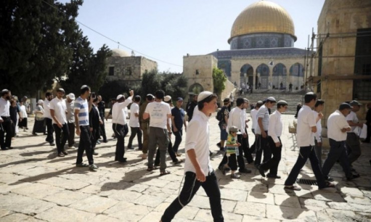 بقيادة المتطرف غليك.. عشرات المستوطنين يقتحمون المسجد الأقصى بحماية قوات الاحتلال