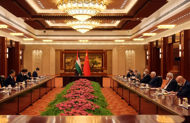 الرئيس عباس يلتقي رئيس المجلس الشعبي الوطني الصيني