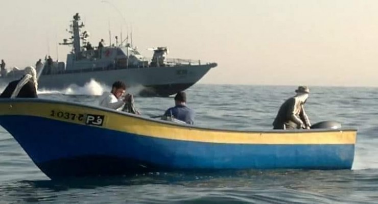 بحرية الاحتلال الحربية تستهدف مراكب الصيادين في بحر غزة