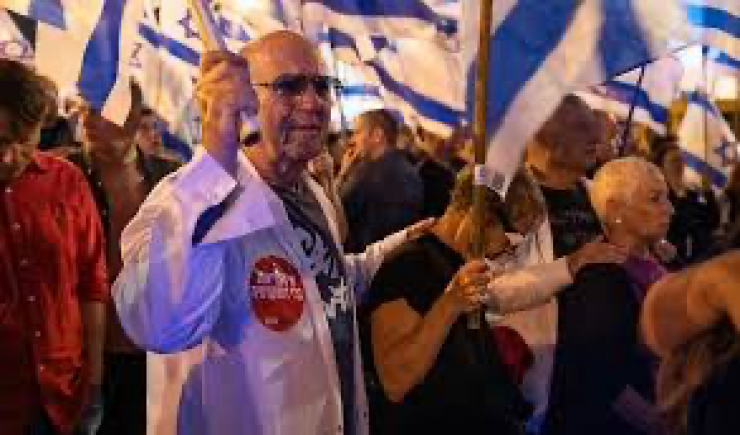 مئات الأطباء يعتزمون مغادرة إسرائيل احتجاجا على خطة إضعاف القضاء