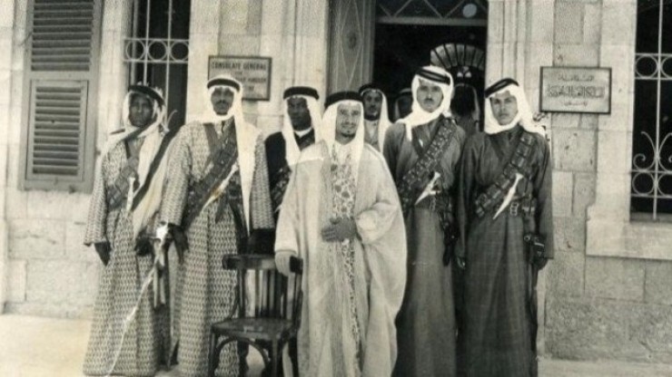 سفير الرياض ينشر صورة افتتاح قنصلية المملكة في القدس عام 1947