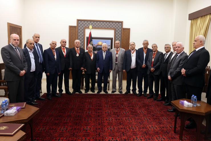 الرئيس يقلد عدداً من القادة والمناضلين المحافظين نجمة الاستحقاق من وسام دولة فلسطين لمناسبة تقاعدهم