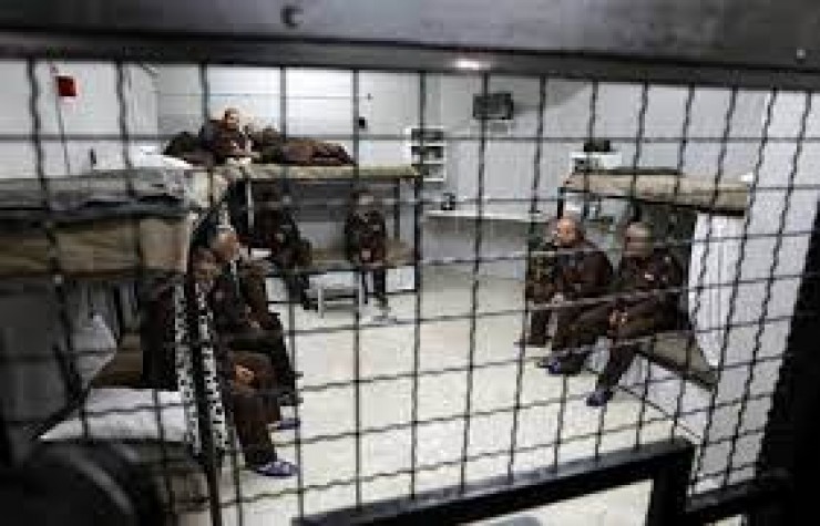 نادي الأسير: إدارة سجون الاحتلال تفرض 