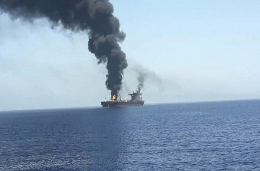 محدث- مقتل شخصين في استهداف سفينة إسرائيلية قبالة سواحل عُمان