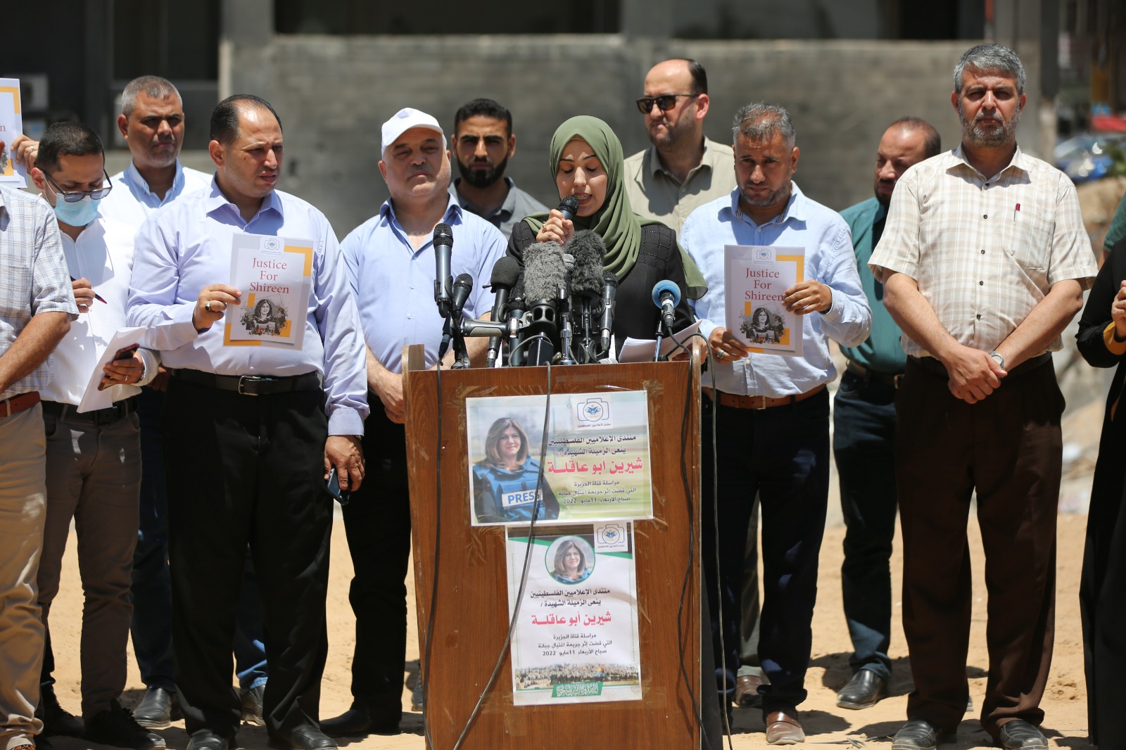 خلال وقفة نظمها منتدى الإعلاميين.. صحافيو غزة يطالبون الرئيس الأمريكي بالعدالة لشيرين أبو عاقلة