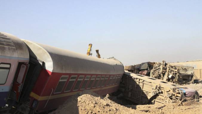 مصرع 10 أشخاص جراء خروج قطار عن سكته وسط إيران