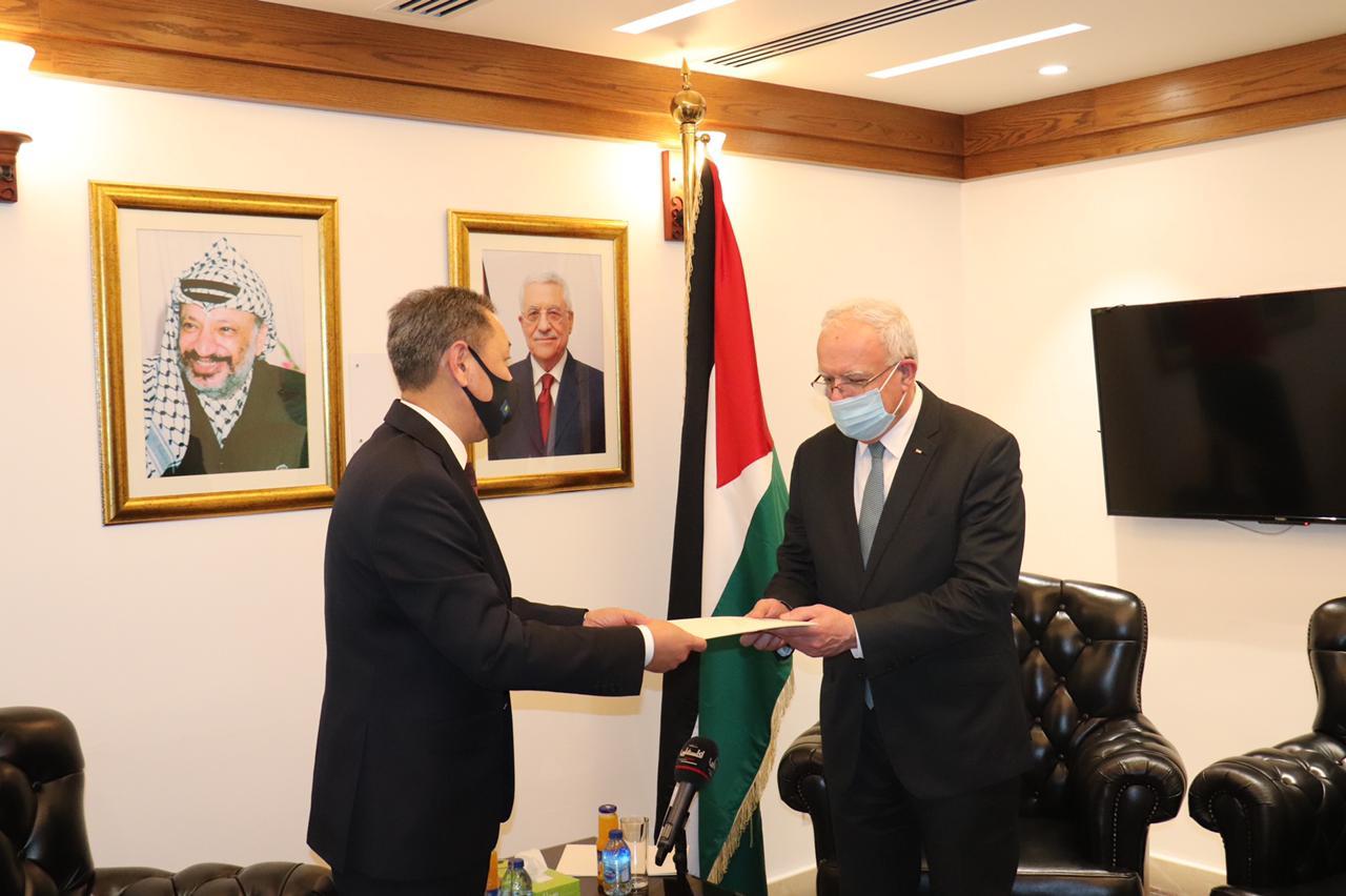 المالكي يتسلم نسخة من أوراق اعتماد سفير جمهورية كازاخستان لدى دولة فلسطين