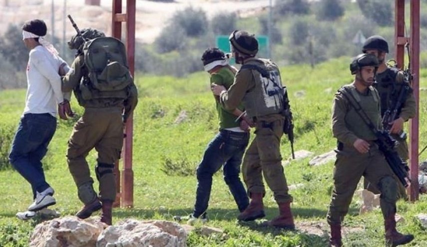 القدس: قوات الاحتلال الإسرائيلي تعتقل شابين من مخيم شعفاط