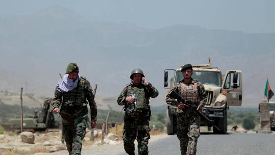 الدفاع الأفغانية تعلن مقتل وإصابة المئات من عناصر 