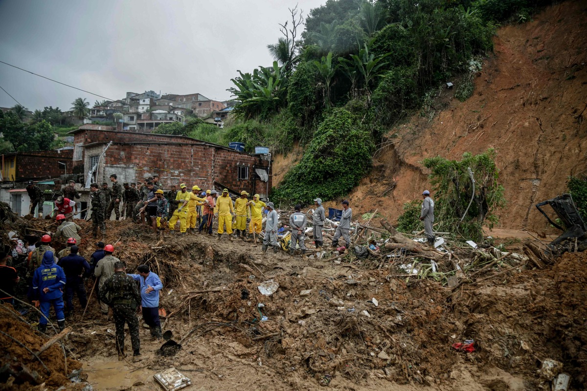 ارتفاع عدد قتلى السيول إلى 79 مع تشريد الآلاف في البرازيل