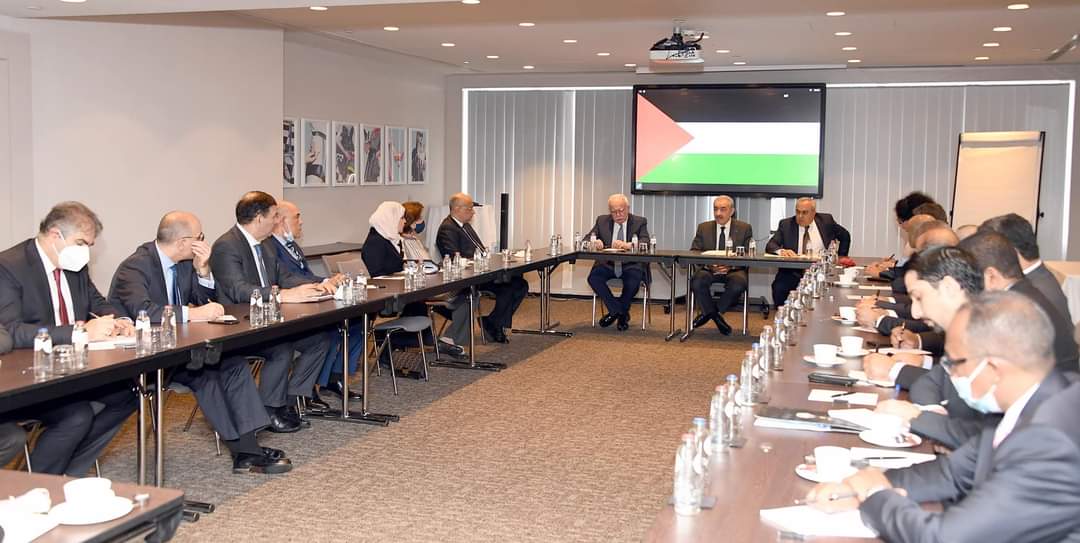 اشتية يطلع السفراء العرب لدى بلجيكا والاتحاد الأوروبي على التطورات السياسية