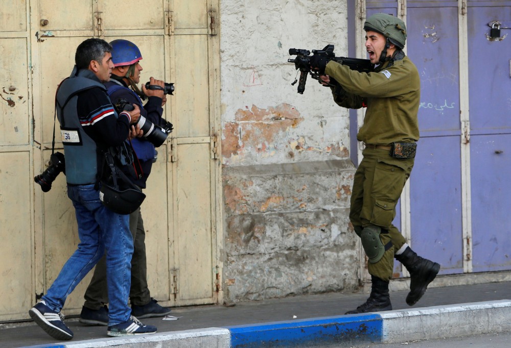 الإعلام الحكومي بغزة يرصد 895 انتهاكًا ضد الصحفيين خلال 2022
