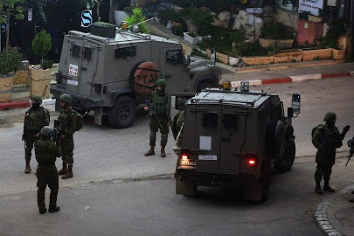 القدس.. الاحتلال يزيل أعلاما فلسطينية في صور باهر ويقتحم العيسوية