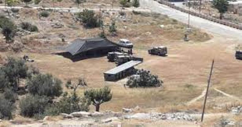 القدس : الاحتلال ينصب خيمة ويواصل شق طريق عسكرية في حزما