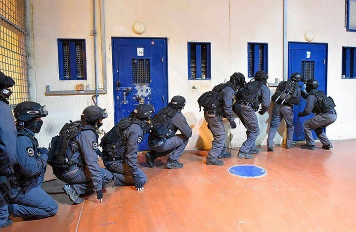إدارة سجون الاحتلال تغلق أقسام حركة 