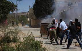 إصابة شاب بقنبلة غاز والعشرات بالاختناق خلال مواجهات مع الاحتلال في برقة