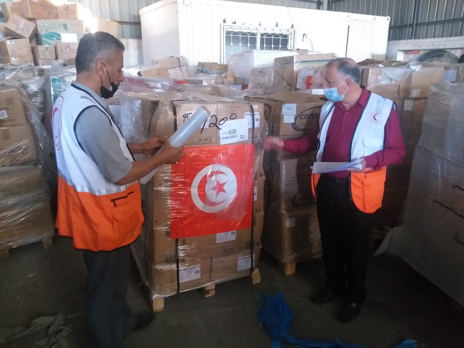الهلال الأحمر الفلسطيني بغزة يتسلم مساعدات إغاثية طبية وإنسانية تونسية