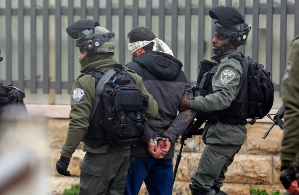 الاحتلال يعتقل 21 مواطناً من مدن الضفة المحتلة