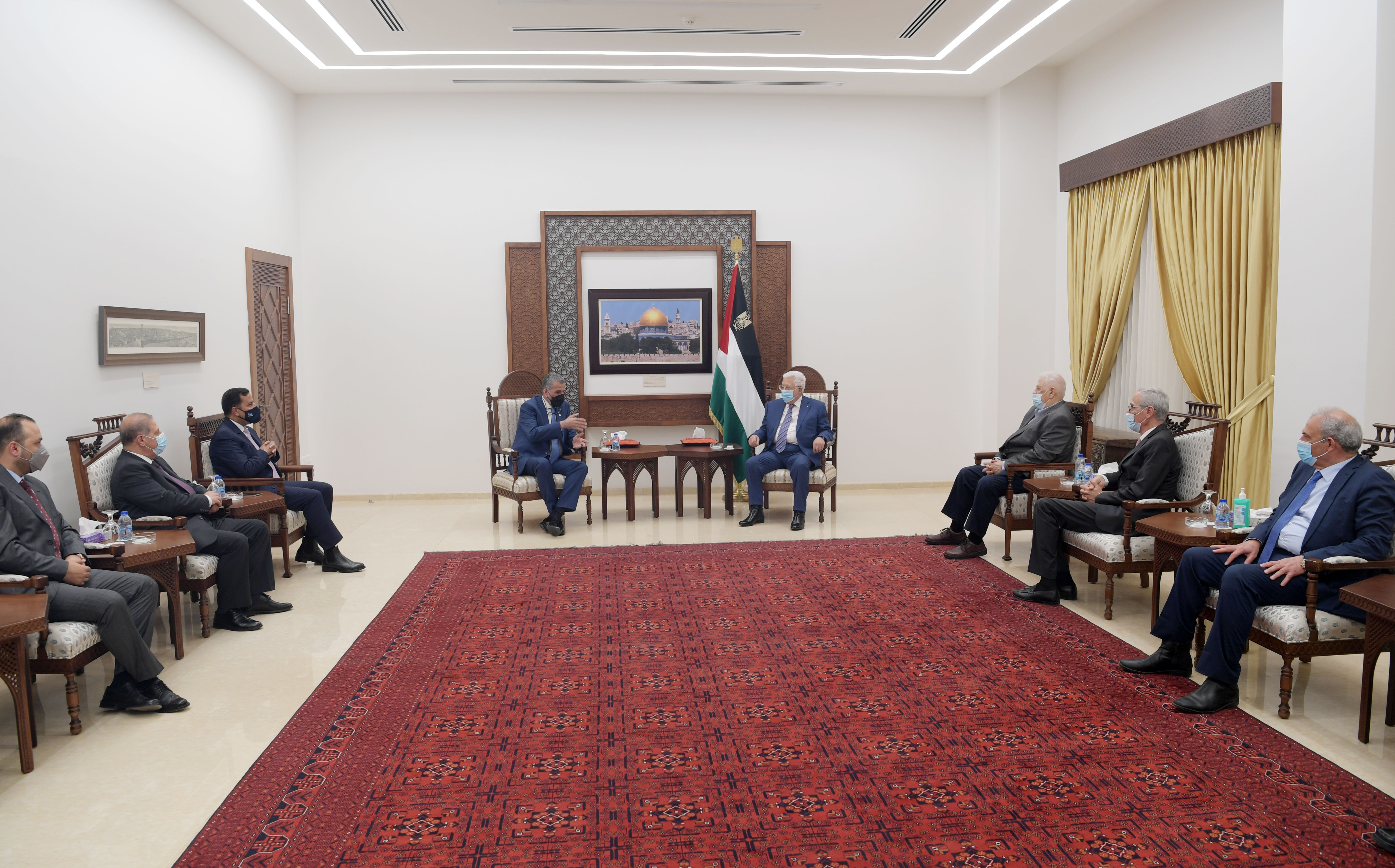 الرئيس عباس يستقبل رئيس الهيئة المستقلة للانتخابات في المملكة الأردنية