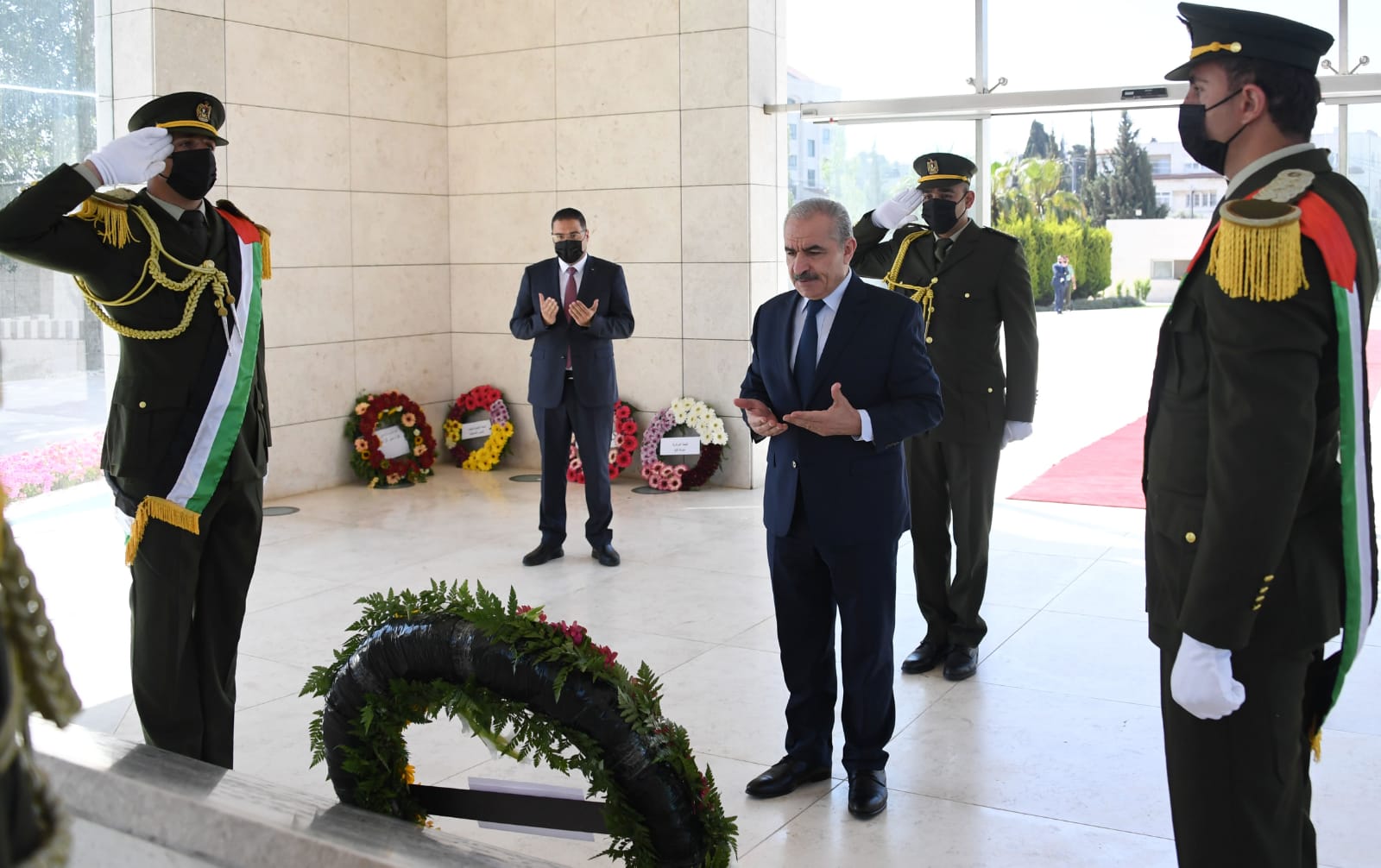 اشتية يضع نيابة عن الرئيس إكليلا من الزهور على ضريح الرئيس الشهيد ياسر عرفات (صور)