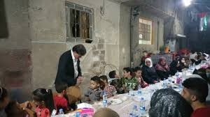 إقامة مأدبة إفطار لأهالي مخيم اليرموك جنوب العاصمة السورية 