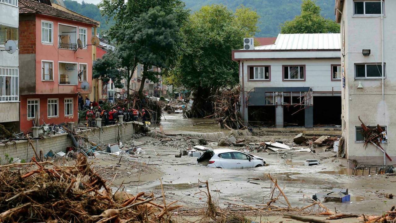 الأسوأ منذ عقود.. ارتفاع حصيلة ضحايا الفيضانات في تركيا إلى 38
