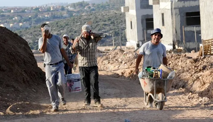 وزارة العمل الفلسطينية واتحاد المقاولين بغزة يكشفان إجراءاتهما بشأن استقدام عمال من غزة للعمل بالضفة