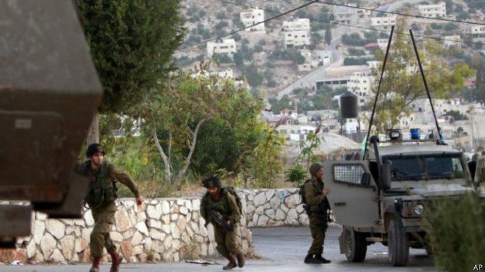 مستوطنون وجنود الاحتلال يقتحمون عدة أحياء في القدس