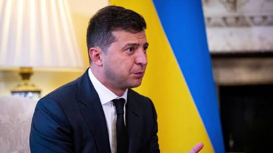 برلماني أوكراني سابق: زيلينسكي تلقى إنذارا من ميركل وبوتين وبايدن