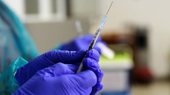 انطلاق حملة التطعيم الشامل ضد كورونا في أوروبا 