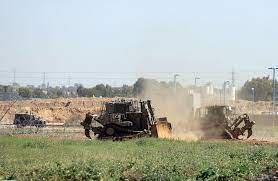 الاحتلال الإسرائيلي يجرف أراضٍ زراعية شرق خانيونس