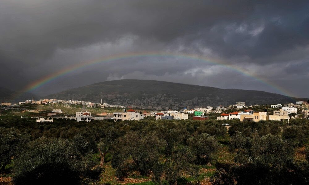 طقس فلسطين: انخفاض على درجات الحرارة وزخات متفرقة من الأمطار