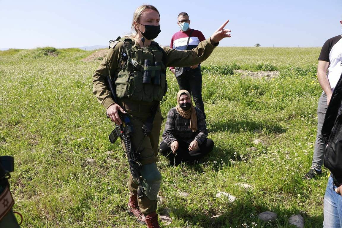 الجيش الإسرائيلي يمنع مواطنة من الوصول إلى أرضها.. صور