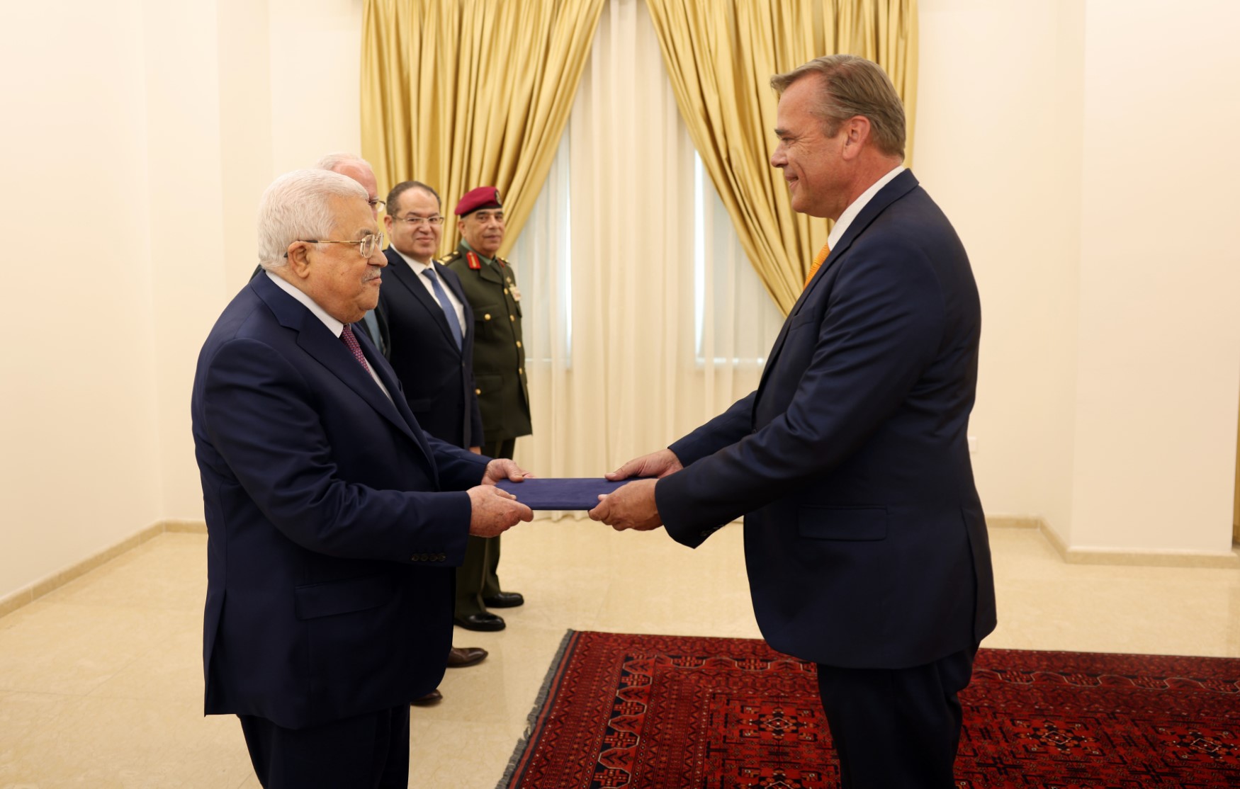 الرئيس عباس يتقبل أوراق اعتماد رئيس مكتب تمثيل هولندا لدى فلسطين