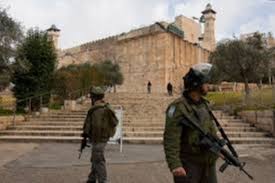 الاحتلال الإسرائيلي يغلق الحرم الإبراهيمي والمستوطنون يقتحمون البلدة القديمة 