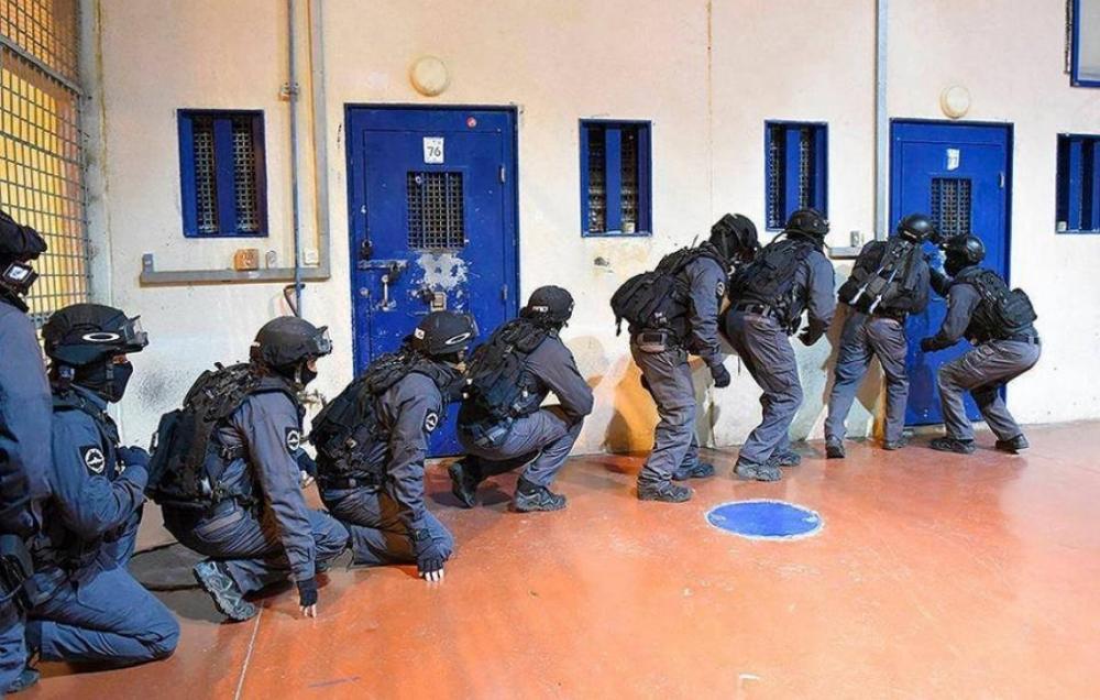 قوات القمع تقتحم قسم الأسرى في سجن 