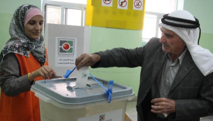صورة : لجنة الإنتخابات تتسلم تعديلات قانون الانتخابات وتنشره عبر مواقعها الرسمية