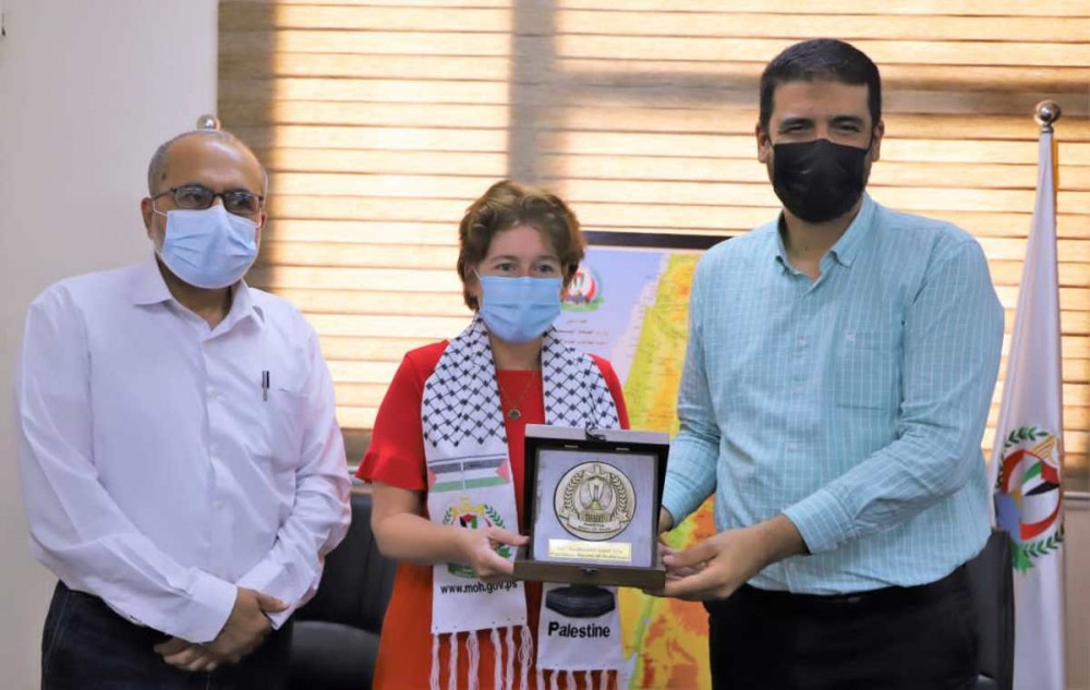 أبو الريش يكرم مدير مكتب الصحة العالمية في غزة