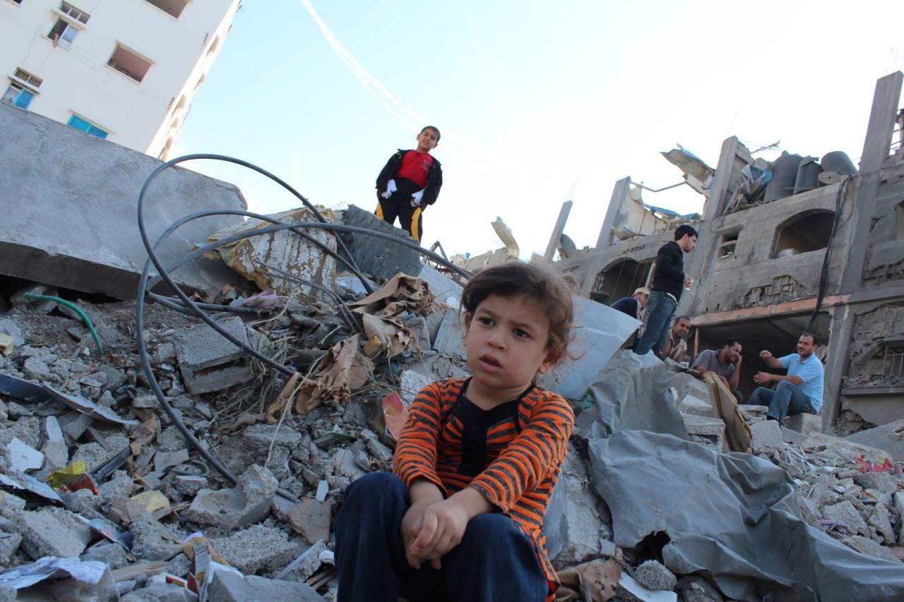 بلدية غزة تشرع باستكمال الصيانة المؤقتة للشوارع المتضررة من العدوان