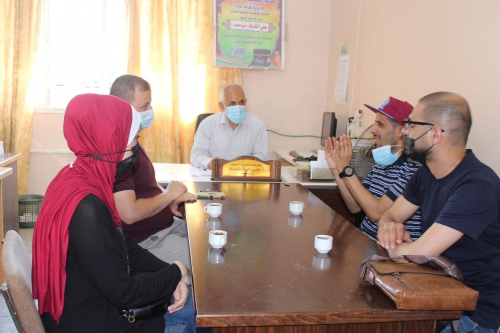 تعليم شرق غزة يناقش تنفيذ مشروع صيانة وتأهيل المختبرات العلمية بالمدارس