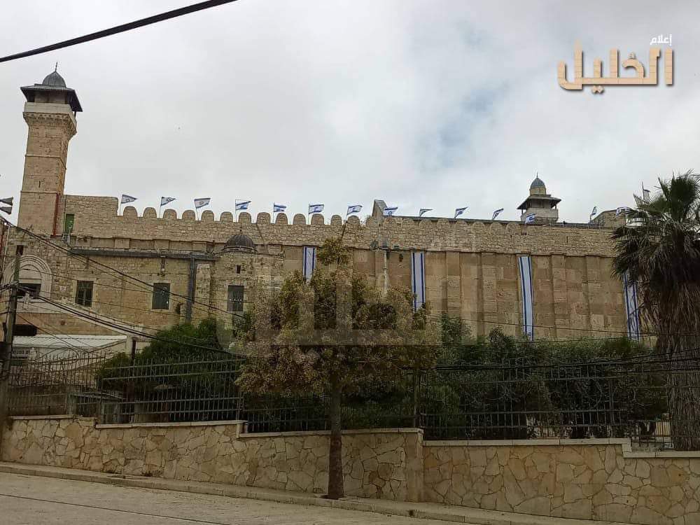 الاحتلال يرفع العلم الإسرائيلي على الحرم الإبراهيمي الشريف  