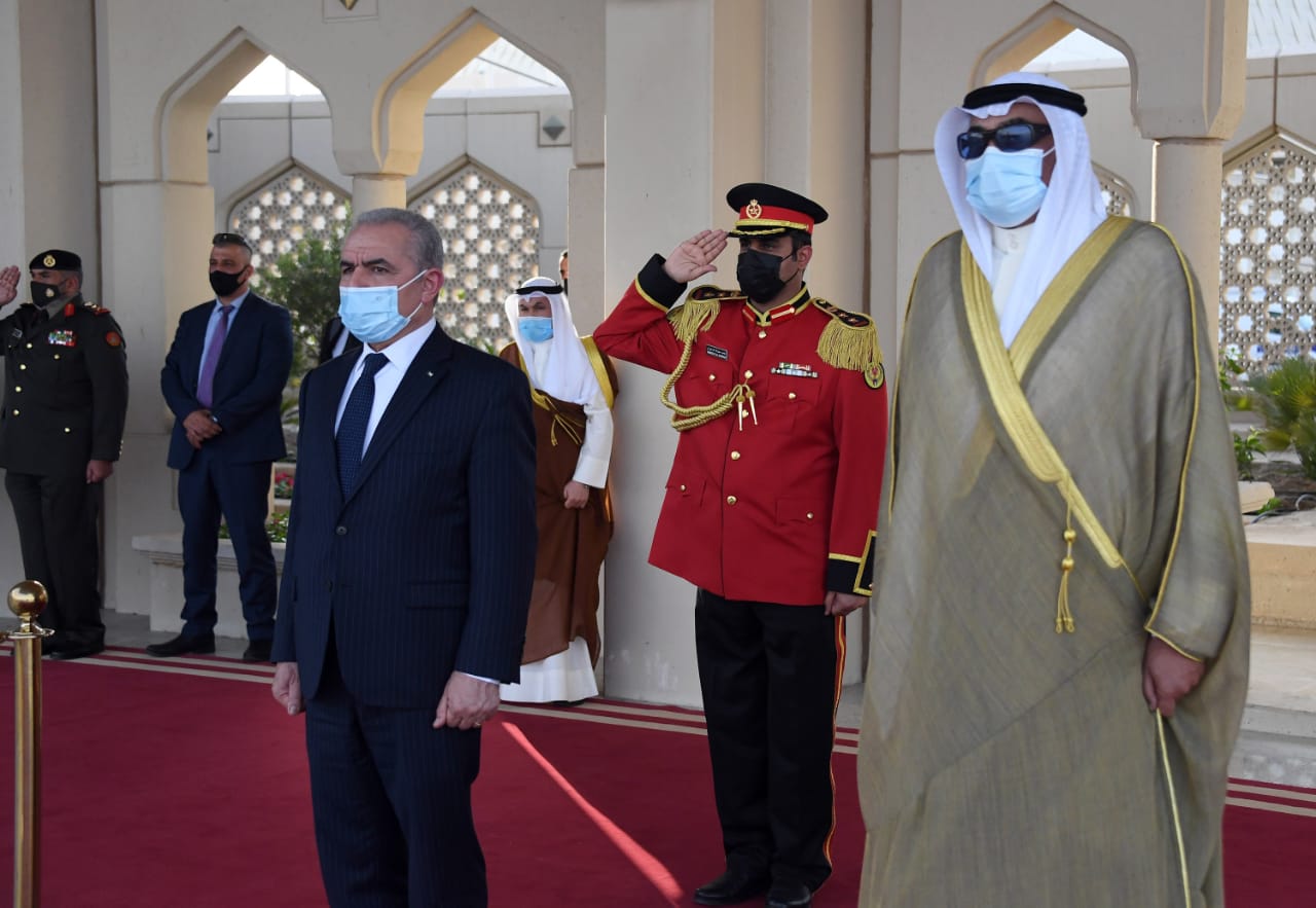 اشتية يصل الكويت في زيارة رسمية لحشد الدعم السياسي والمالي للشعب الفلسطيني (صور)