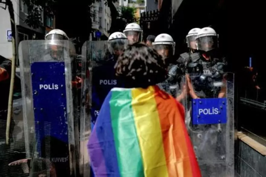 الشرطة التركية  تعتقل العشرات أثناء تفريقها مسيرة للمثليين في اسطنبول (فيديو) 